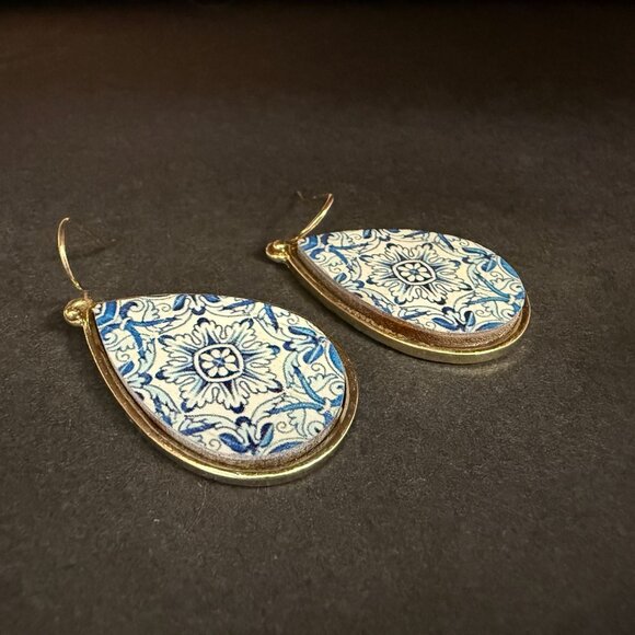 NOC Teardrop Wood Earrings Blue White Tile Pattern Gold-Tone Accents Lightweight - Picture 5 of 7